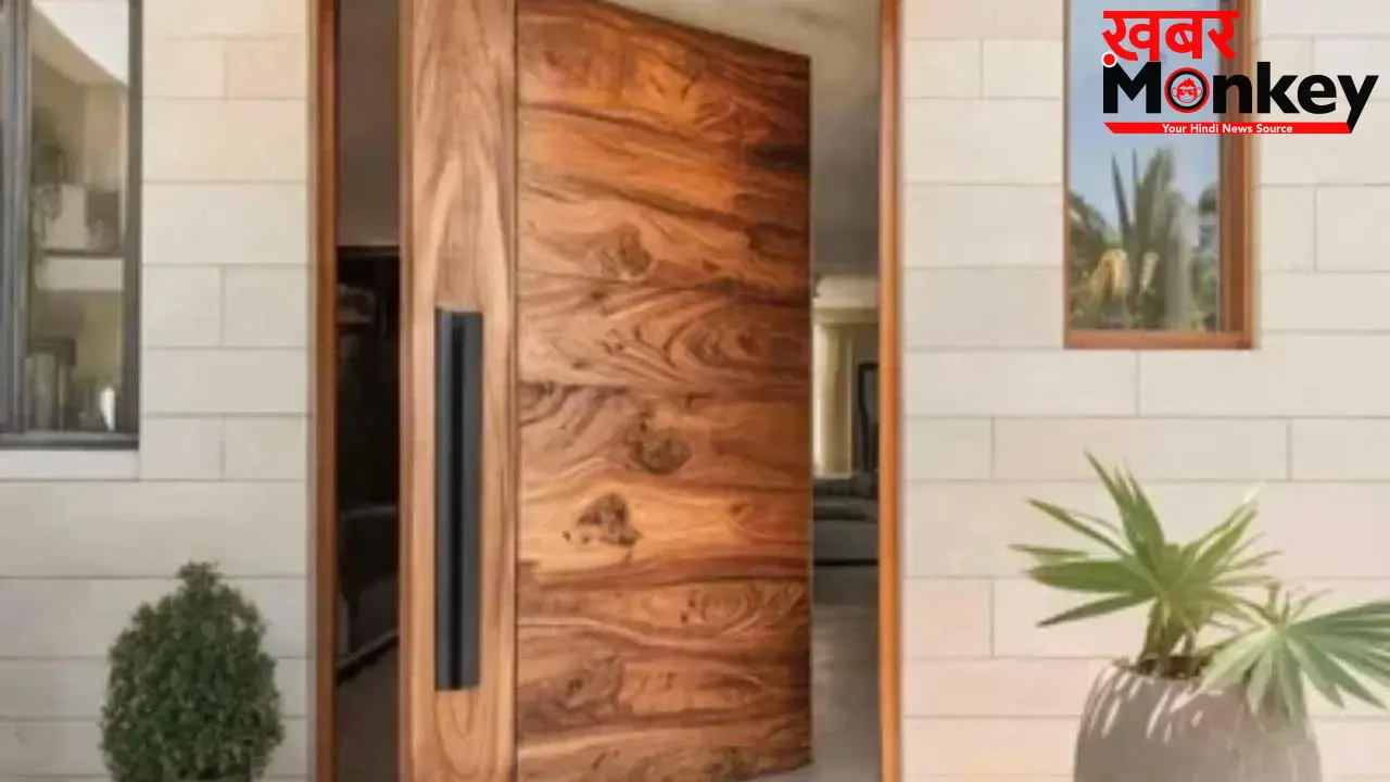 Main Door Vastu: घर के लिए किस दिशा का मुख्य द्वार है सबसे शुभ? जानिए किन बातों से आ सकती है कंगाली