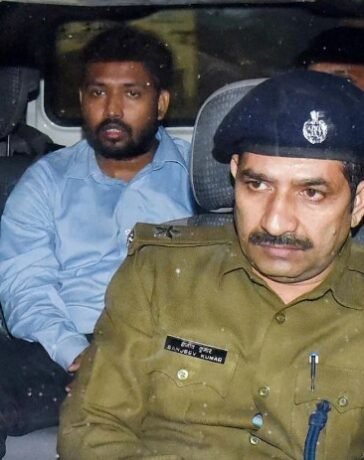खान सर की गिरफ्तारी के लिए रेडः पुलिस अफसरों की हाई लेवल मीटिंग