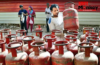 देशवास‍ियों के ल‍िए खुशखबरी; LPG स‍िलेंडर के दाम में आएगी कमी? सरकार ने आपदा में भी तलाशा अवसर