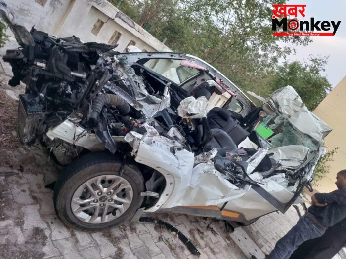 आगरा-लखनऊ एक्सप्रेस-वे पर भीषण सड़क हादसा,कंटेनर में पीछे से घुसी तेज रफ्तार कार,दो सगे भाइयों समेत 3 की मौत
