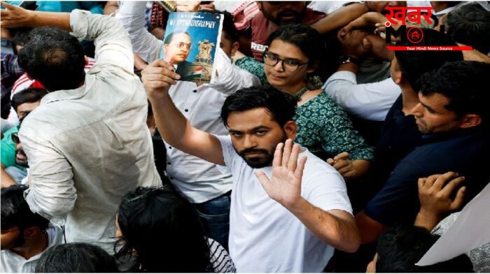 जंतर-मंतर पर प्रदर्शन के दौरान ‘कॉकरोच जनता पार्टी’ के अभिजीत दिपके की बिगड़ी तबीयत