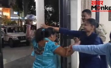 ‘न्याय नहीं मिला तो दे दूंगी जान…’, प्रेमी की गिरफ्तारी से भड़की प्रेमिका, थाने में खुद पेट्रोल छिड़कर आत्मदाह की कोशिश ‘न्याय नहीं मिला तो दे दूंगी जान…’, प्रेमी की गिरफ्तारी से भड़की प्रेमिका, थाने में खुद पेट्रोल छिड़कर आत्मदाह की कोशिश