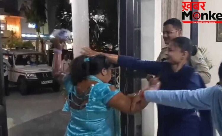 ‘न्याय नहीं मिला तो दे दूंगी जान…’, प्रेमी की गिरफ्तारी से भड़की प्रेमिका, थाने में खुद पेट्रोल छिड़कर आत्मदाह की कोशिश ‘न्याय नहीं मिला तो दे दूंगी जान…’, प्रेमी की गिरफ्तारी से भड़की प्रेमिका, थाने में खुद पेट्रोल छिड़कर आत्मदाह की कोशिश