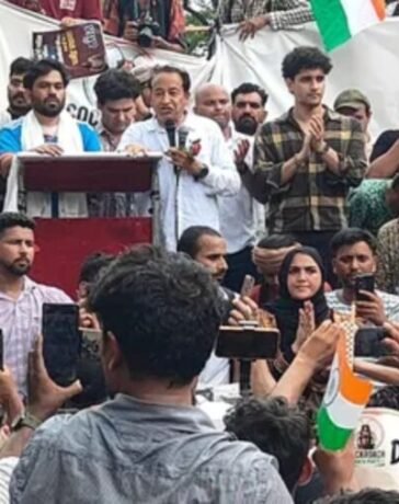 जंतर-मंतर पहुंचे सोनम वांगचुक, प्रदर्शन की अनुमति के लिए सरकार को कहा धन्यवाद, युवाओं से बोले- ‘नेताओं के बच्चे भी पढ़ें सरकारी स्कूल में’