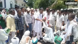 Agra: किसानों ने रोका कैबिनेट मंत्री भूपेंद्र चौधरी का काफिला, मांगों को लेकर सड़क पर बैठकर किया प्रदर्शन​