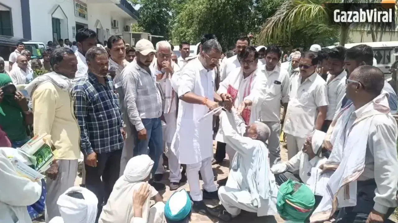 Agra: किसानों ने रोका कैबिनेट मंत्री भूपेंद्र चौधरी का काफिला, मांगों को लेकर सड़क पर बैठकर किया प्रदर्शन