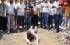 कानपुर में अनोखा प्रदर्शन… 2 साल से बदहाल है सड़क; कीचड़ में लोटकर पूर्व पार्षद ने किया विरोध