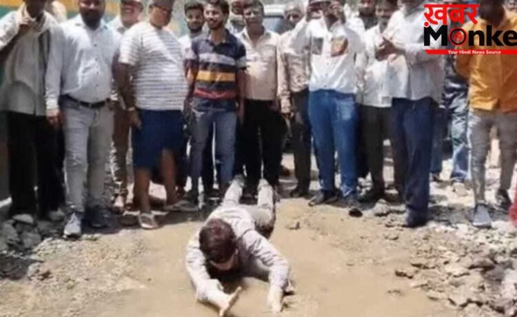 कानपुर में अनोखा प्रदर्शन… 2 साल से बदहाल है सड़क; कीचड़ में लोटकर पूर्व पार्षद ने किया विरोध