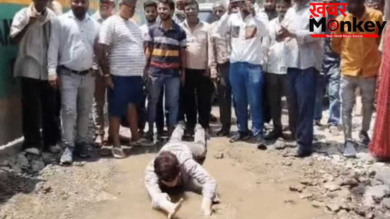 कानपुर में अनोखा प्रदर्शन… 2 साल से बदहाल है सड़क; कीचड़ में लोटकर पूर्व पार्षद ने किया विरोध