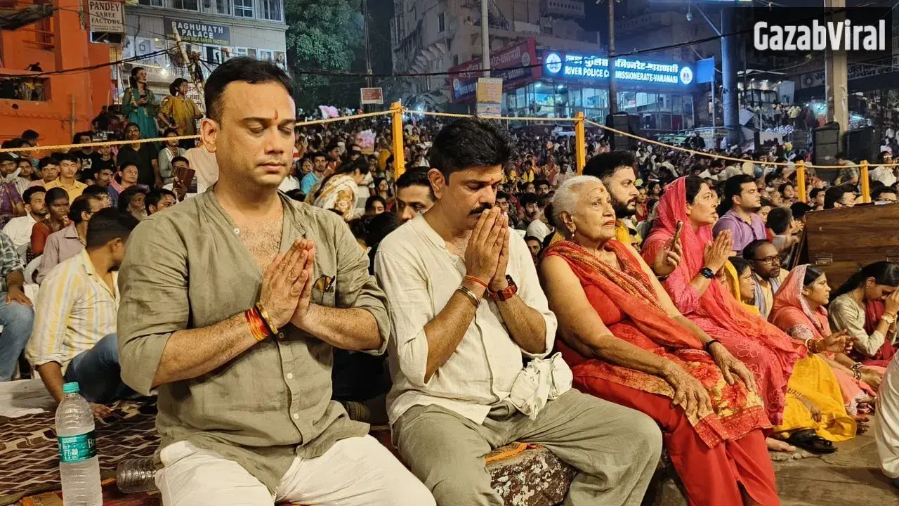 काशी की गंगा आरती में पहुंचे अभिनेता अमित सियाल, बोले- मां गंगा के दरबार में मिली आत्मिक शांति​