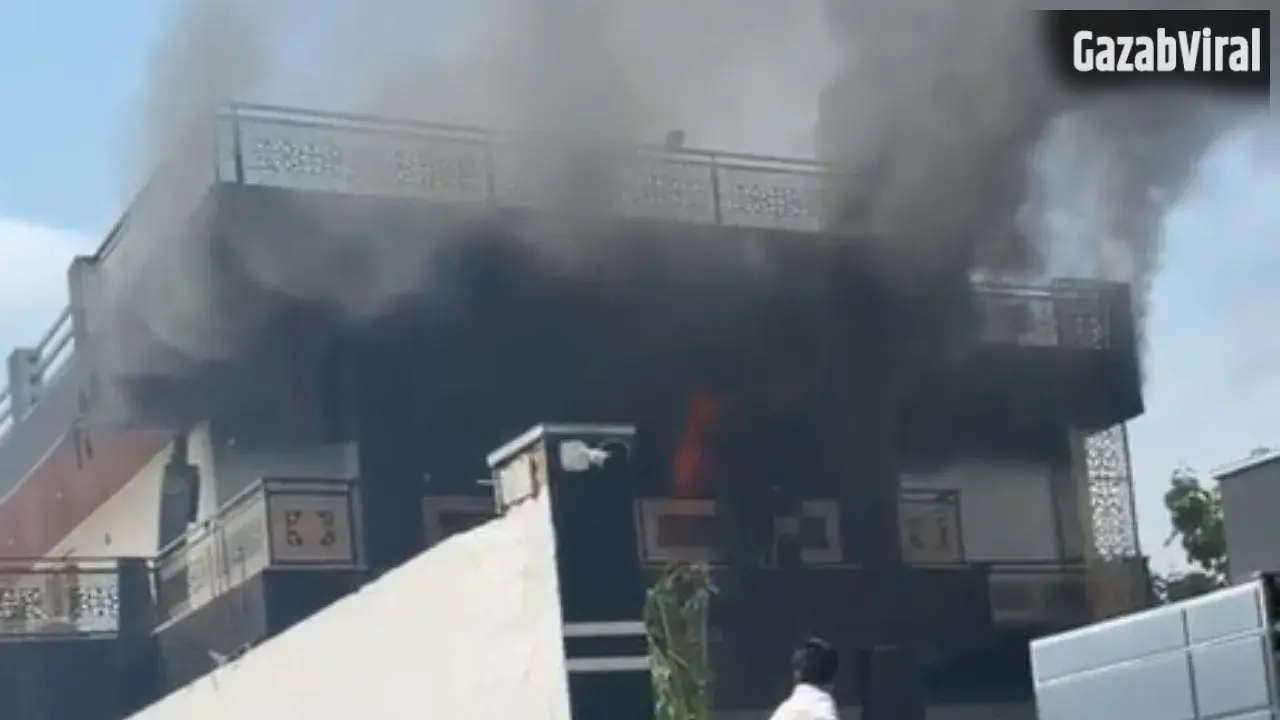 ग्रेटर नोएडा में एसी ब्लास्ट से मचा हड़कंप, देखते ही देखते आग की चपेट में आया पूरा मकान; लाखों का सामान राख​