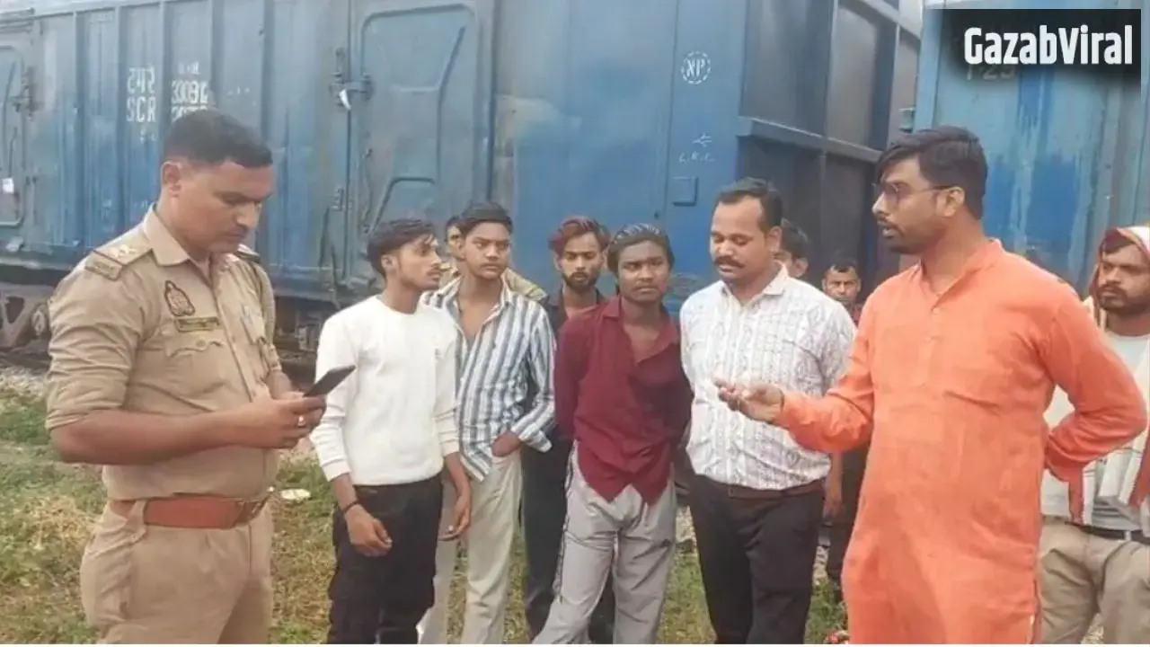 फर्रुखाबाद रेलवे स्टेशन पर ट्रैक के बीच बनी मजार हटाई गई, दो साल बाद खुला स्टेशन विस्तार का रास्ता​
