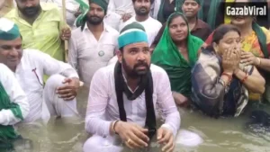Prayagraj: भाकियू (युवा) का जल सत्याग्रह, भूमि अधिग्रहण और मुआवजे को लेकर सीएम के नाम सौंपा 20 सूत्रीय ज्ञापन​