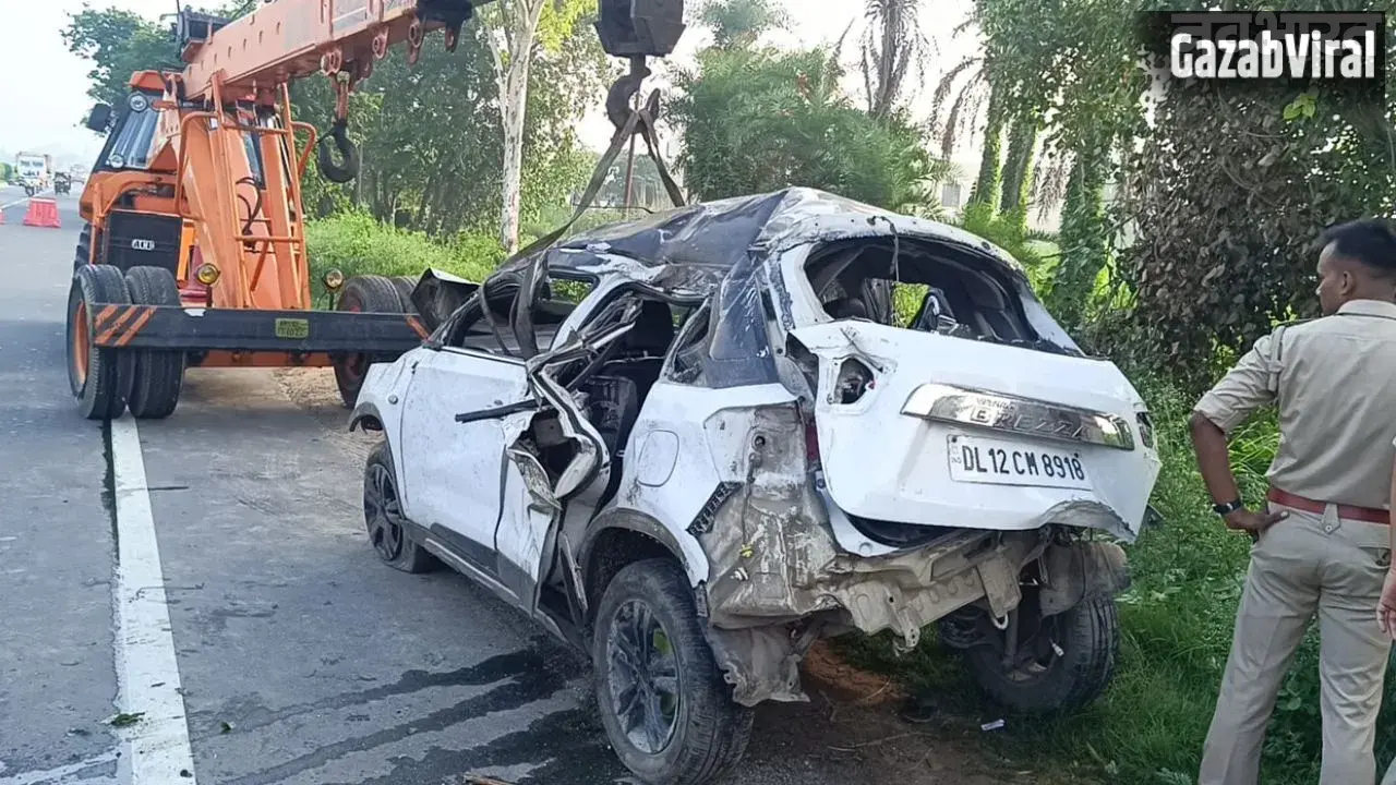 Meerut Accident: दिल्ली-देहरादून हाईवे पर कार का टायर फटने से भीषण सड़क हादसा, 3 युवकों की दर्दनाक मौत​