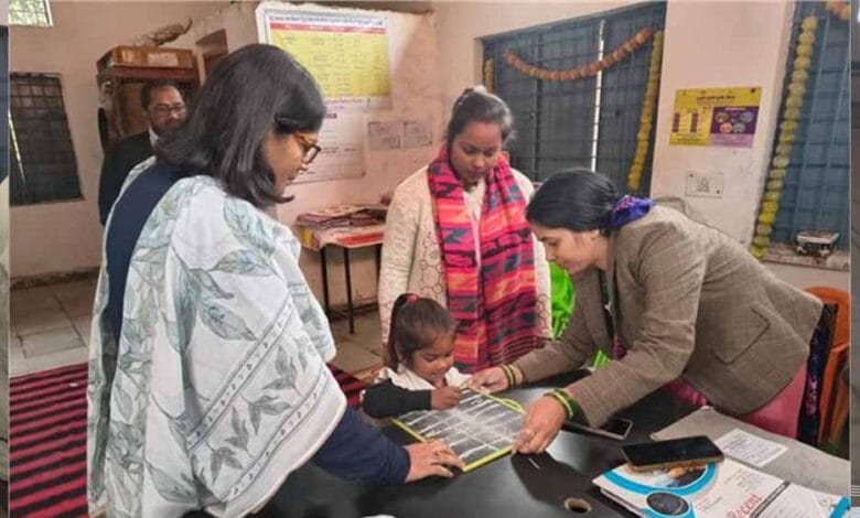 अचानक आंगनवाड़ी पहुंचीं कलेक्टर रूचिका चौहान, बच्चों को ABCD सिखाने का अनोखा तरीका – Khabar Monkey