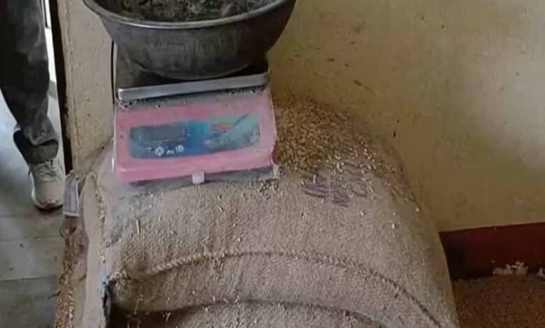 सेल्समैन का बड़ा कारनामा, बायोमेट्रिक लेकर भी हितग्राहियों को नहीं दिया राशन सेल्समैन का बड़ा कारनामा, बायोमेट्रिक लेकर भी हितग्राहियों को नहीं दिया राशन