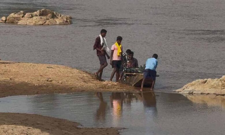 बीजापुर में इंद्रावती नदी पर नाव पलटी, परिवार के 4 लोग लापता