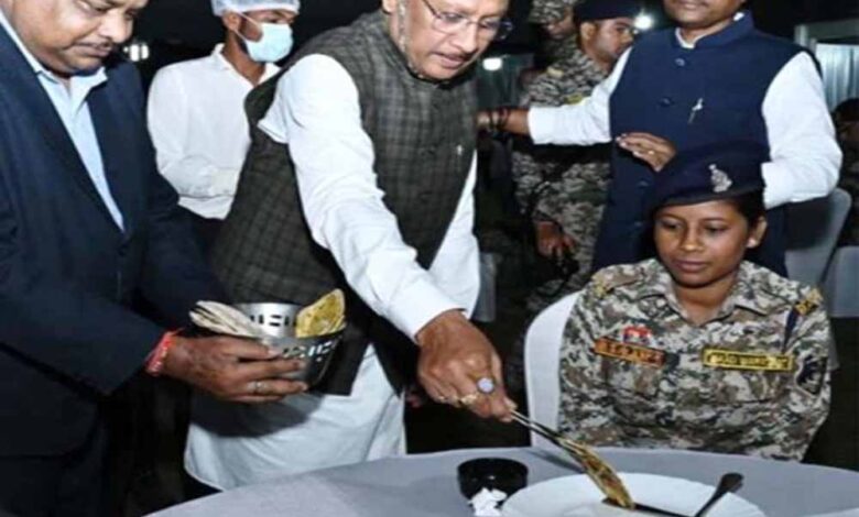 मुख्यमंत्री साय ने नारायणपुर में जवानों का बढ़ाया हौसला, साथ में किया रात्रि भोज मुख्यमंत्री साय ने नारायणपुर में जवानों का बढ़ाया हौसला, साथ में किया रात्रि भोज