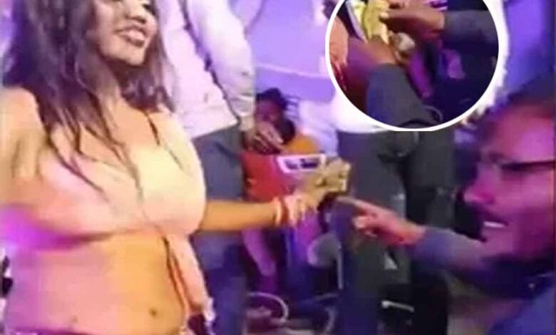 कोरिया में रोजगार सहायक को नौकरी से हटाया, डांसर पर उड़ाए थे नोट कोरिया में रोजगार सहायक को नौकरी से हटाया, डांसर पर उड़ाए थे नोट