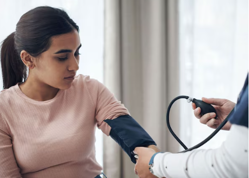 महिलाओं में दिखते हैं High BP के ये लक्षण, अनदेखी पड़ सकती है भारी