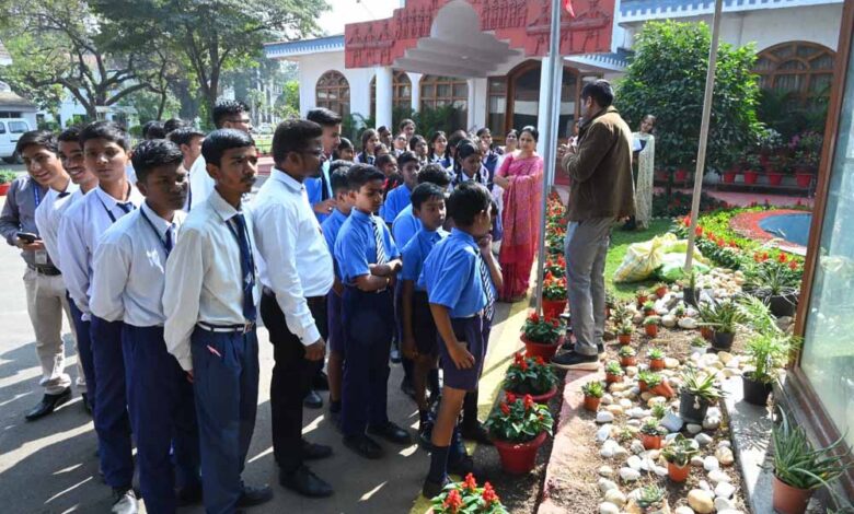 स्कूल के विद्यार्थियों ने लोकभवन का किया भ्रमण – Khabar Monkey