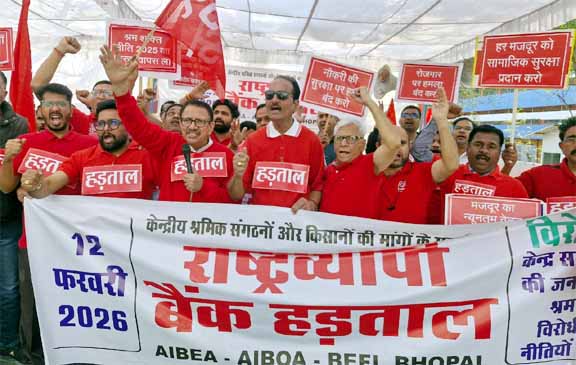 25 करोड़ कामगारों की ऐतिहासिक हड़ताल से देश ठहरा – Khabar Monkey
