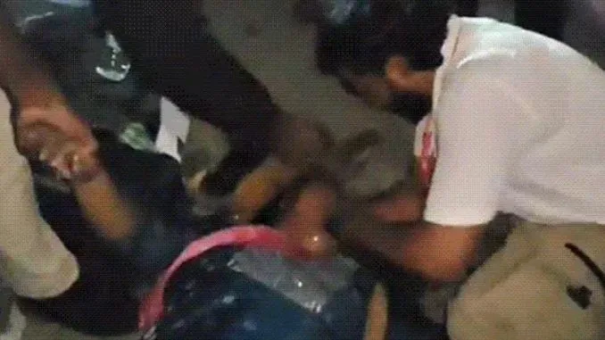 अभी अभीः तिरुपति मंदिर में भगदड से मचा हाहाकारः 4 हजार लोग लगे थे कतार में, 150 से ज्याद!!! “ • ˌ अभी अभीः तिरुपति मंदिर में भगदड से मचा हाहाकारः 4 हजार लोग लगे थे कतार में, 150 से ज्याद!!! “ • ˌ