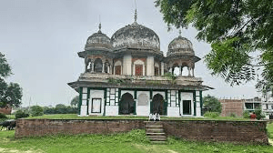 नवाब अब्दुल समद के मकबरे पर विवाद: हिंदू संगठनों ने किया मंदिर होने का दावा, प्रशासन ने की सीलिंग नवाब अब्दुल समद के मकबरे पर विवाद: हिंदू संगठनों ने किया मंदिर होने का दावा, प्रशासन ने की सीलिंग