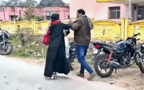 बुर्का पहनकर रेस्टोरेंट पहुंची हिंदू महिला, पति को गैर औरत संग देख भड़क उठी जानिए पूरी खबर!! “ • ˌ बुर्का पहनकर रेस्टोरेंट पहुंची हिंदू महिला, पति को गैर औरत संग देख भड़क उठी जानिए पूरी खबर!! “ • ˌ
