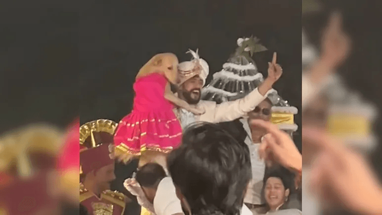 अपनी ही बारात में अपने पालतू कुत्ते को लहंगा पहनाकर ले गया पंजाबी दूल्हा, गोद में उठाकर लगाए ऐसे ठुमके, लोग लेने लगे मजे !! “ • ˌ अपनी ही बारात में अपने पालतू कुत्ते को लहंगा पहनाकर ले गया पंजाबी दूल्हा, गोद में उठाकर लगाए ऐसे ठुमके, लोग लेने लगे मजे !! “ • ˌ