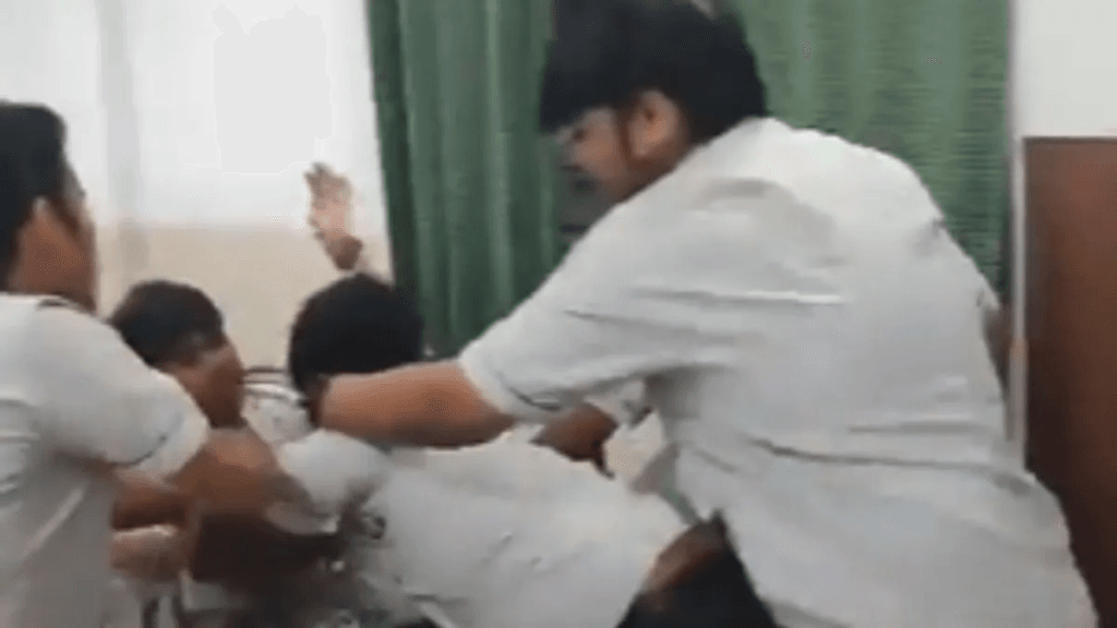 चश्मे वाला ही ये दर्द समझ सकता है, लड़ाई के बीच हुआ कुछ ऐसा कि आप भी कहेंगे Video!! “ • ˌ चश्मे वाला ही ये दर्द समझ सकता है, लड़ाई के बीच हुआ कुछ ऐसा कि आप भी कहेंगे Video!! “ • ˌ