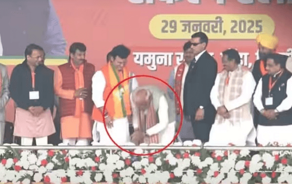 PM मोदी ने मंच पर BJP प्रत्याशी के तीन बार छुए पैर !! “ • ˌ PM मोदी ने मंच पर BJP प्रत्याशी के तीन बार छुए पैर !! “ • ˌ