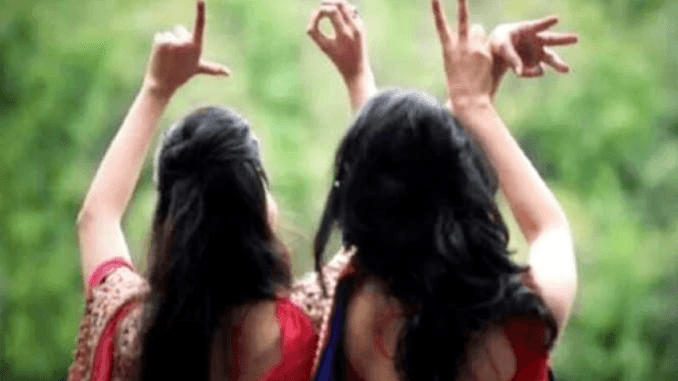 सहेली के प्यार में औरत से बना मर्द, लेकिन हो गई बड़ी गड़बड़, माथा पीट रहे दोनों !! “ • ˌ सहेली के प्यार में औरत से बना मर्द, लेकिन हो गई बड़ी गड़बड़, माथा पीट रहे दोनों !! “ • ˌ