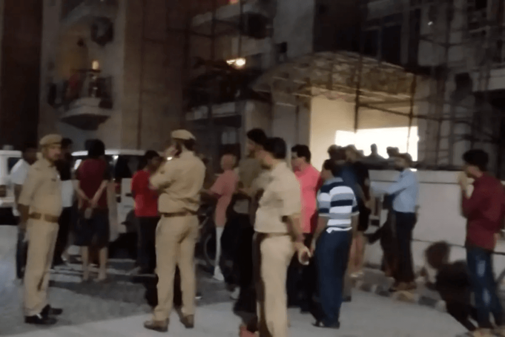 बच्चेदानी की सर्जरी के लिए जैसे ही डाॅक्टर्स ने पेट खोला! जयपुर में डॉक्टर की लापरवाही से महिला की जिंदगी खतरे मेंˌ “ • ˌ बच्चेदानी की सर्जरी के लिए जैसे ही डाॅक्टर्स ने पेट खोला! जयपुर में डॉक्टर की लापरवाही से महिला की जिंदगी खतरे मेंˌ “ • ˌ