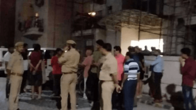 जैसे ही बच्चेदानी की सर्जरी के लिए पेट खोला, डॉक्टरों के उड़ गए होश – तुरंत बुलाई गई पुलिस! ˌ जैसे ही बच्चेदानी की सर्जरी के लिए पेट खोला, डॉक्टरों के उड़ गए होश – तुरंत बुलाई गई पुलिस! ˌ