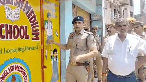 मस्जिद से कब्ज़ा हटाने पहुँचे थे CO अनुज चौधरी, स्कूल का दरवाज़ा तोड़ते ही जो दिखा… आँखें खुली की खुली रह गईं! मस्जिद से कब्ज़ा हटाने पहुँचे थे CO अनुज चौधरी, स्कूल का दरवाज़ा तोड़ते ही जो दिखा… आँखें खुली की खुली रह गईं!