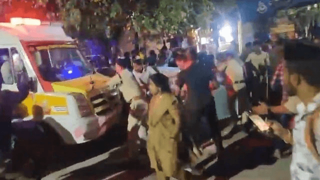 तिरुपति मंदिर में टोकन लेने के दौरान मची भगदड़, छह भक्तों की मौत; कई घायल जानिए पूरी!! “ • ˌ तिरुपति मंदिर में टोकन लेने के दौरान मची भगदड़, छह भक्तों की मौत; कई घायल जानिए पूरी!! “ • ˌ