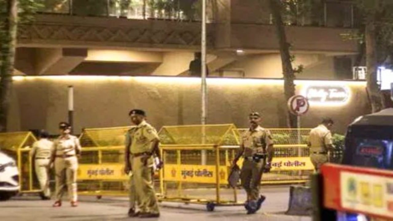 लॉरेंस बिश्नोई गैंग या… रोहित शेट्टी के घर पर फायरिंग में 4 गिरफ्तार, कोर्ट ने रिमांड पर भेजा