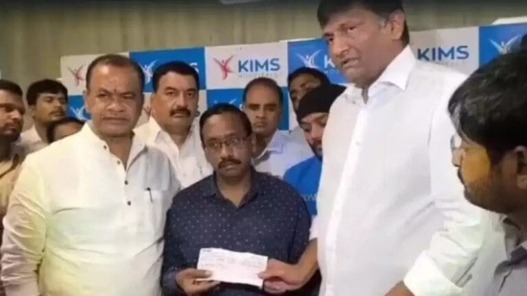 संध्या थिएटर घटना में घायल श्रीतेज से मिलने पहुंचे ‘पुष्पा 2’ के प्रोड्यूसर, 50 लाख रुपये की आर्थिक मदद की “ • ˌ संध्या थिएटर घटना में घायल श्रीतेज से मिलने पहुंचे ‘पुष्पा 2’ के प्रोड्यूसर, 50 लाख रुपये की आर्थिक मदद की “ • ˌ
