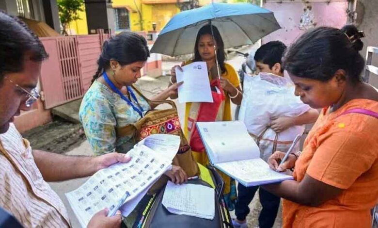 जिंदा महिला को मृत घोषित कर दिया, अब SDM दफ्तर में देना होगा ‘जिंदा होने’ का प्रमाण जिंदा महिला को मृत घोषित कर दिया, अब SDM दफ्तर में देना होगा ‘जिंदा होने’ का प्रमाण