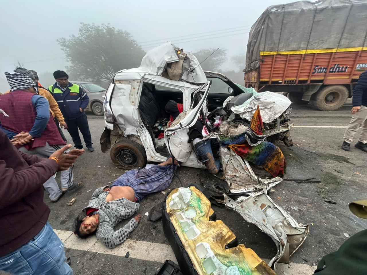 भिण्ड के मालनपुर में सडक हादसा ट्रक की टक्कर से कार सवार चार की मौत