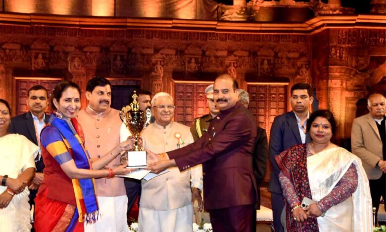 उच्च शिक्षा मंत्री श्री परमार ने राज्यस्तरीय समारोह में झांकी को द्वितीय स्थान मिलने पर दी बधाई उच्च शिक्षा मंत्री श्री परमार ने राज्यस्तरीय समारोह में झांकी को द्वितीय स्थान मिलने पर दी बधाई